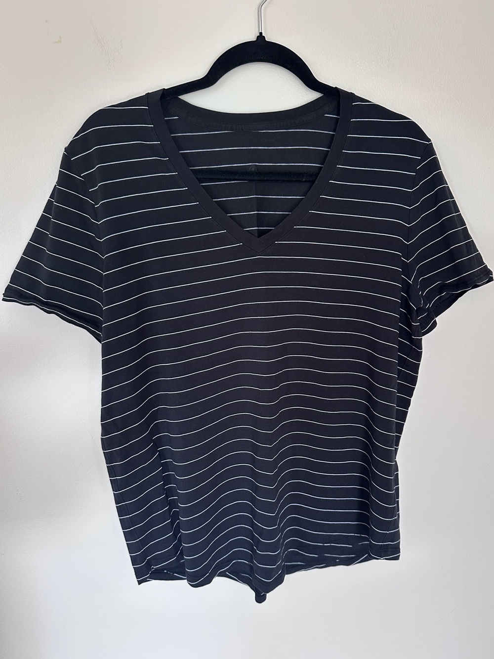 Lululemon Love v-neck short sleeve shirt black/white striped size 12